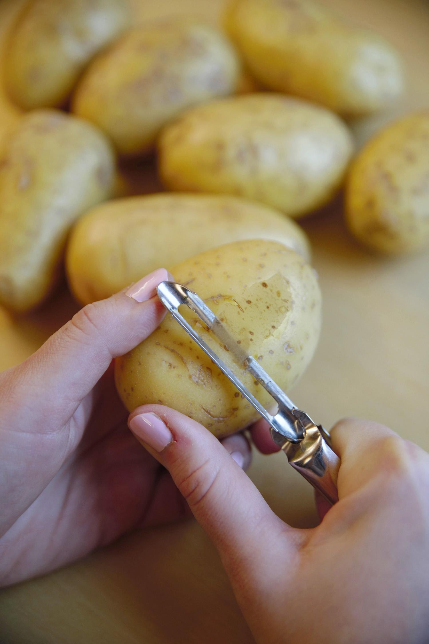 The potato peeler and some potatoes