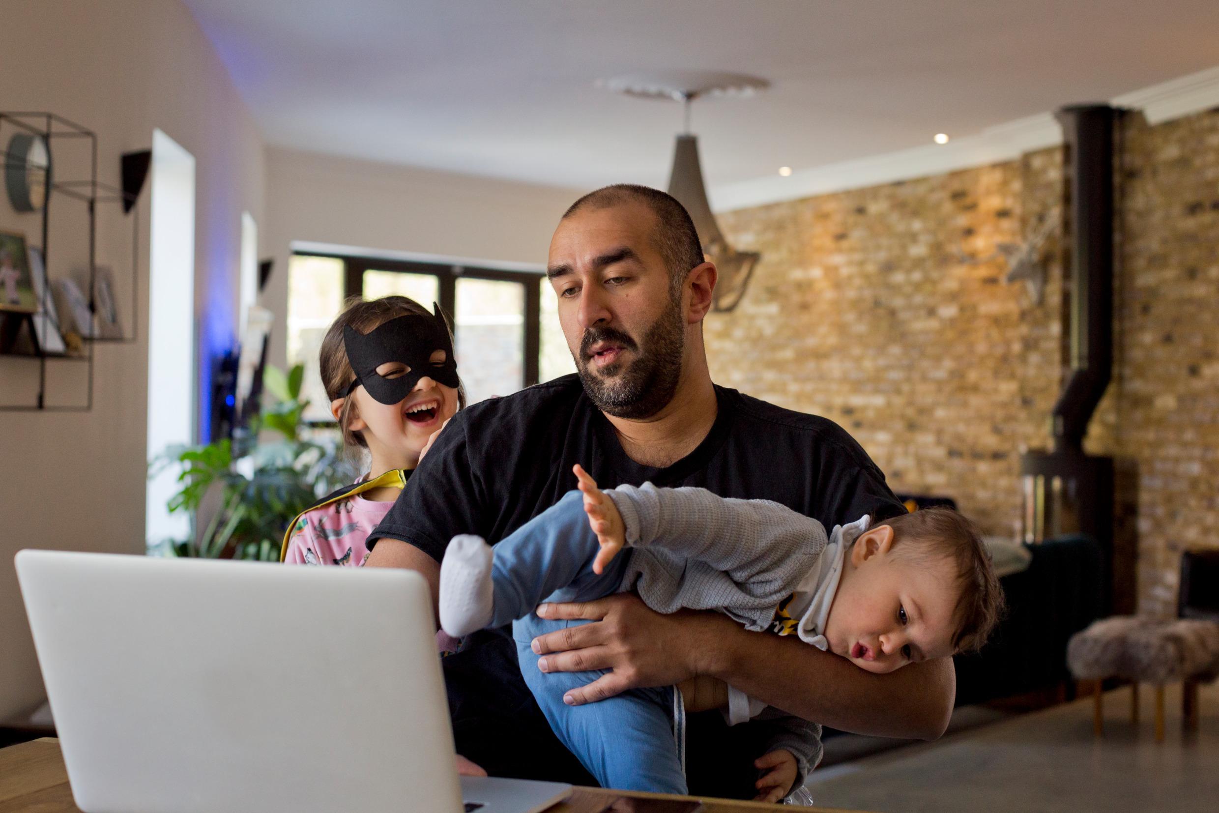 A father with tho energetic children.